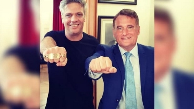 Brasileiro campeão mundial de poker no último WSOP é homenageado na Câmara Municipal de Curitiba