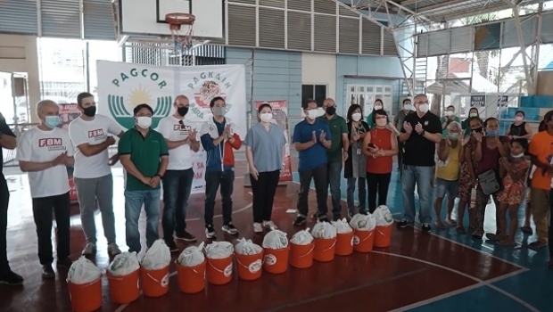 FBM Foundation ajuda PAGCOR novamente com 250 kits de produtos essenciais em Marikina