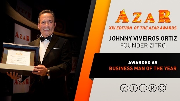 Johnny Ortiz recebe o prêmio de “Business Man of the Year” da revista Azar