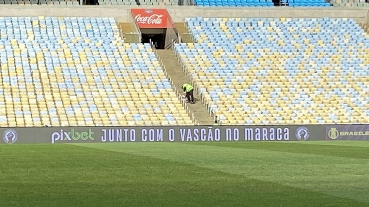 Ação da PIXBET coloca mensagem do Vasco vetada pelo Maracanã em placa publicitária