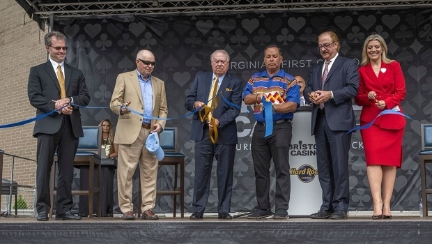 Brasileira Allie Evangelista celebra a abertura do 'Bristol Casino – Future Home of Hard Rock'