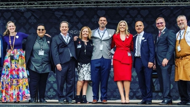 Brasileira Allie Evangelista celebra a abertura do 'Bristol Casino – Future Home of Hard Rock'