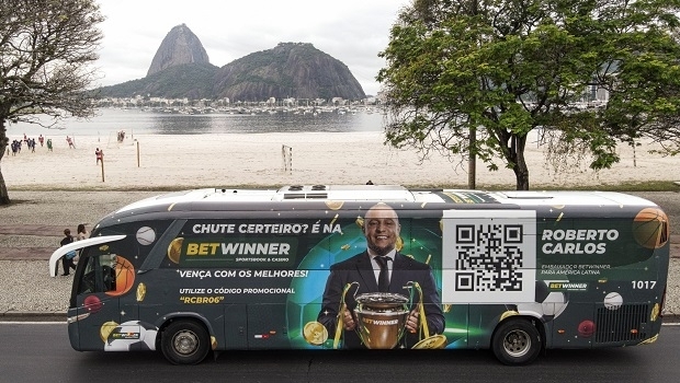 Betwinner "envelops" buses in Sao Paulo, Rio and Brasilia with Roberto Carlos image