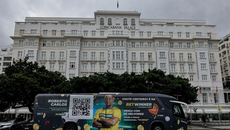 Betwinner envelopa ônibus de São Paulo, Rio e Brasília com a imagem de Roberto Carlos