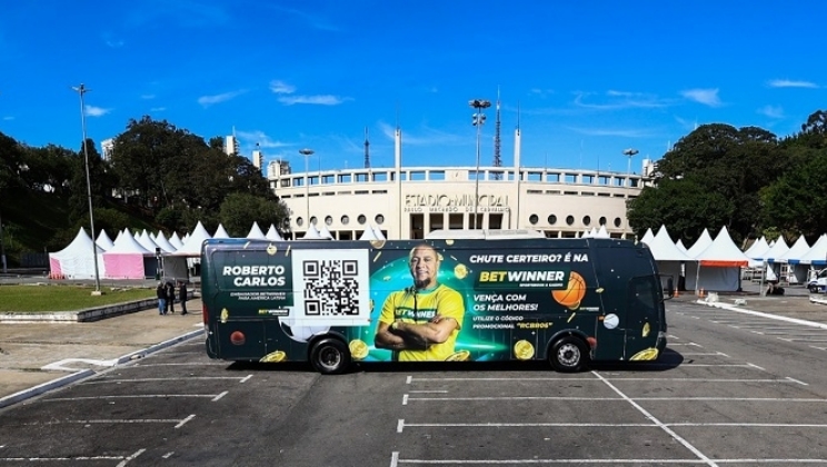 Betwinner envelopa ônibus de São Paulo, Rio e Brasília com a imagem de Roberto Carlos