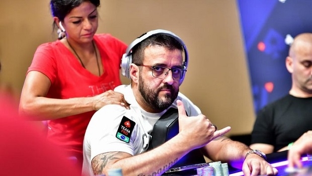 Campeão mundial em 2011, André Akkari comemora crescimento do poker no Brasil