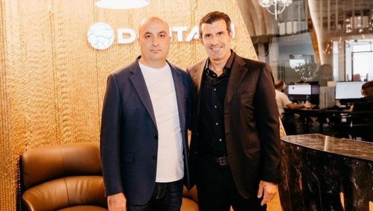 Luis Figo visitou pela primeira vez a sede da Digitain na Armênia como embaixador da marca