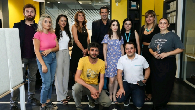 Luis Figo visitou pela primeira vez a sede da Digitain na Armênia como embaixador da marca