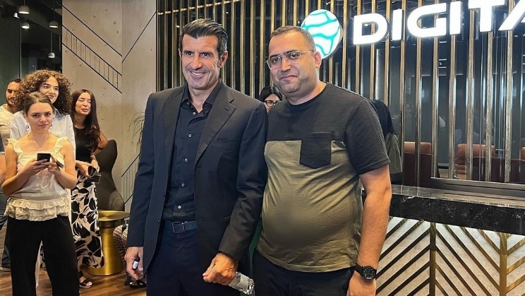 Luis Figo visitou pela primeira vez a sede da Digitain na Armênia como embaixador da marca