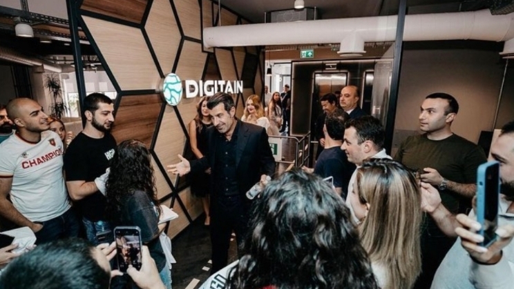 Luis Figo visitou pela primeira vez a sede da Digitain na Armênia como embaixador da marca