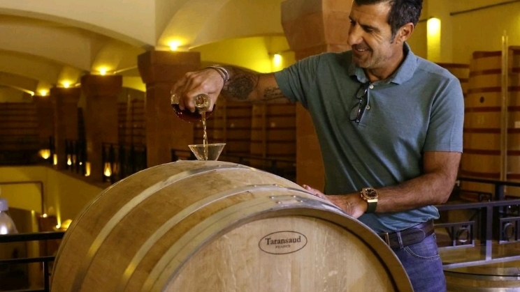 Luis Figo visitou pela primeira vez a sede da Digitain na Armênia como embaixador da marca