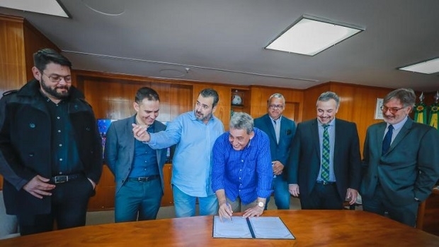 Mayor of Porto Alegre signs municipal lottery law