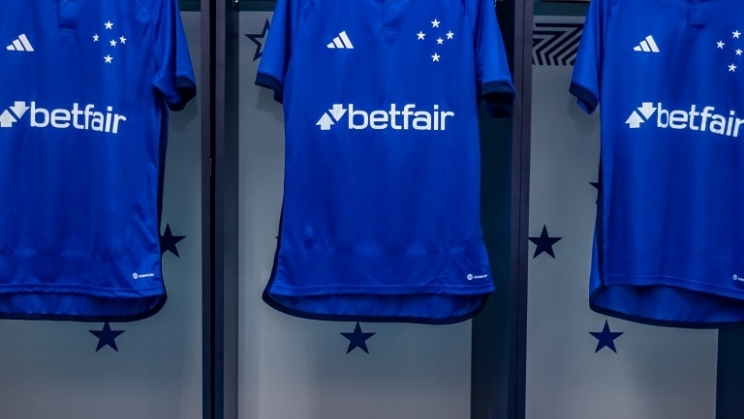 Com Ronaldo em campo, Cruzeiro anuncia a Betfair como nova patrocinadora master
