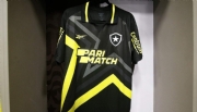 Reebok e Parimatch estreiam quarta camisa do Botafogo em metade do jogo do Brasileirão
