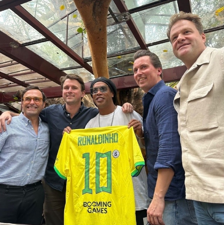 Booming Games assina com Ronaldinho para produzir séries de slots