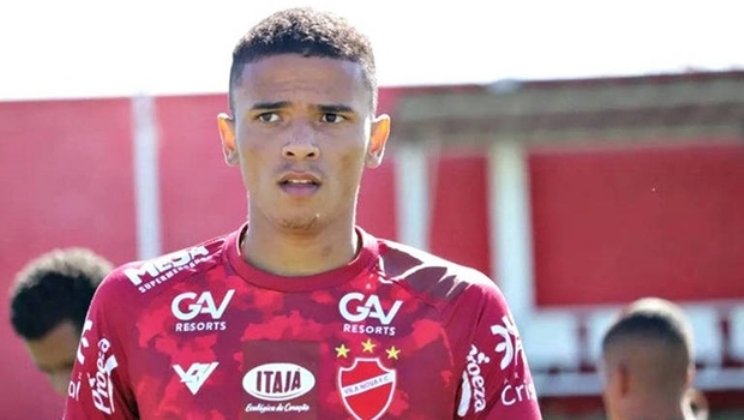 Pivô do escândalo das apostas esportivas, volante Romário é banido do esporte pelo STJD