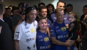 Iniciativa solidária da Brabet com Ronaldinho Gaúcho e Cafu termina com uma noite mágica e emotiva