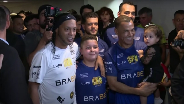 Iniciativa solidária da Brabet com Ronaldinho Gaúcho e Cafu termina com uma noite mágica e emotiva