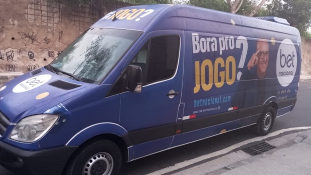 In the Campeonato Carioca Betnacional final, the brand visits bars and brings fans to the game