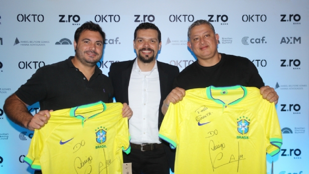 OKTO, Z.ro Bank e Caf fazem jantar exclusivo e presenteiam convidados com camisa assinada por Cafu