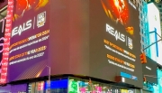 Reals celebra prêmio conquistado com projeção em telão da Times Square, em Nova Iorque