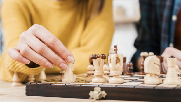 A força de mulheres brasileiras no poker online e no xadrez competitivo