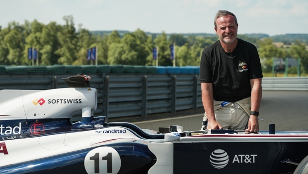 SOFTSWISS realizou o ‘Family Track Day’ com a lenda brasileira da F1 Rubens Barrichello