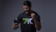 Embaixador da 7K, Hulk chega à marca de 500 gols na carreira e recebe homenagem da bet