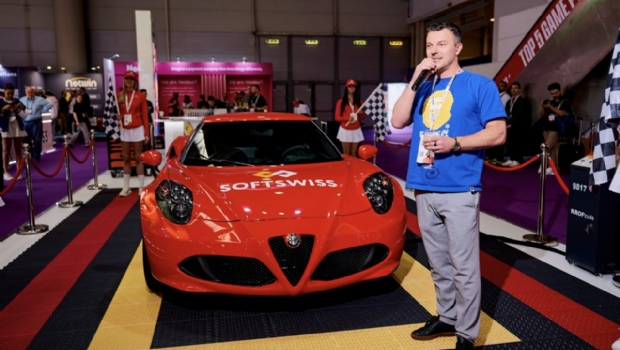 SOFTSWISS entrega Alfa Romeo 4C montado ao vivo na SiGMA Central Europe 2025 à brasileira Lottu