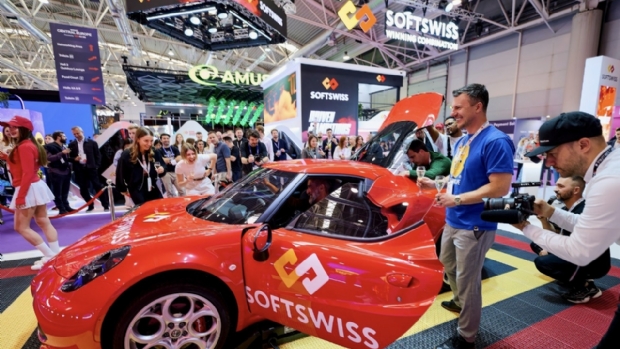 SOFTSWISS entrega Alfa Romeo 4C montado ao vivo na SiGMA Central Europe 2025 à brasileira Lottu