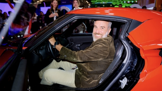 SOFTSWISS entrega Alfa Romeo 4C montado ao vivo na SiGMA Central Europe 2025 à brasileira Lottu