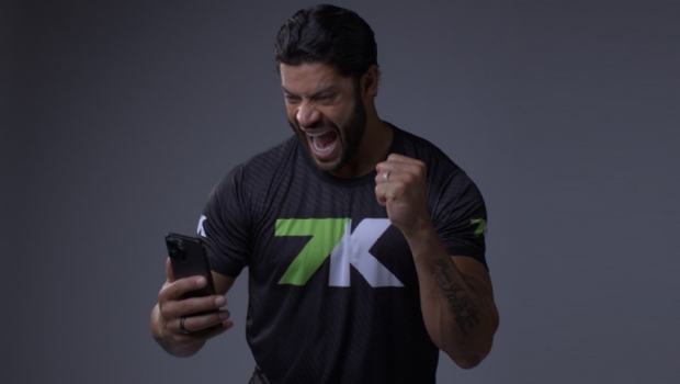 Embaixador da 7K, Hulk chega à marca de 500 gols na carreira e recebe homenagem da bet