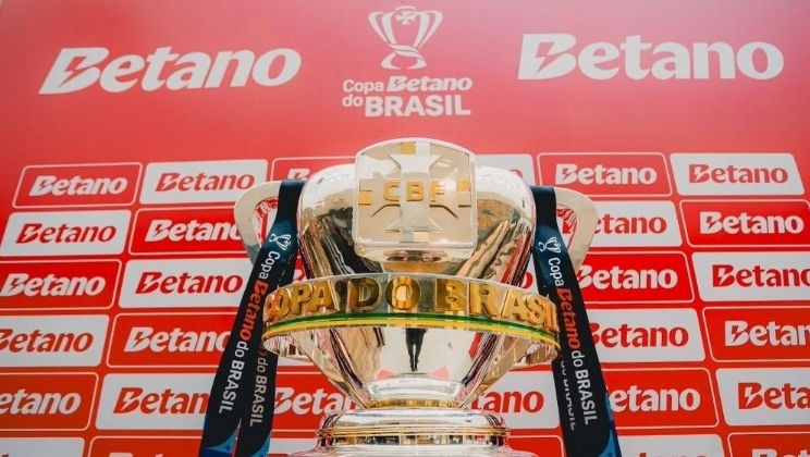 Betano monta espaço em Copacabana para exibir as taças do Brasileirão e da Copa do Brasil