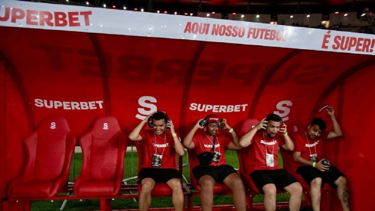 Superbet coloca torcedores em campo na final dos Campeonatos Gaúcho e Carioca