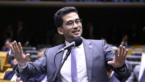 Deputy proposes to punish influencers who promote illegal gambling sites in Brazil