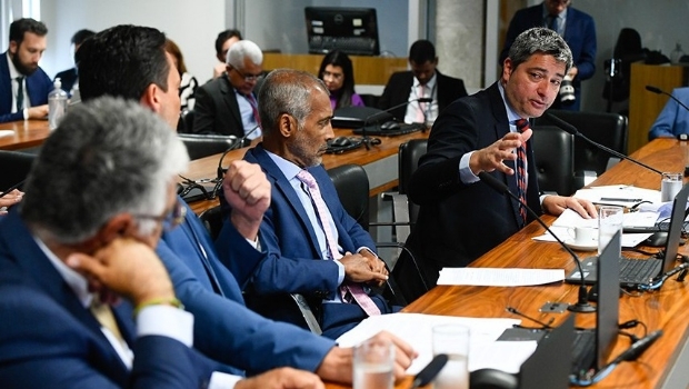 Comissão de Esporte do Senado restringe propaganda de bets em estádios e proíbe influenciadores