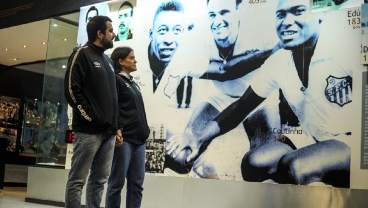 7K promove jantar romântico para casal de torcedores santistas no gramado da Vila Belmiro