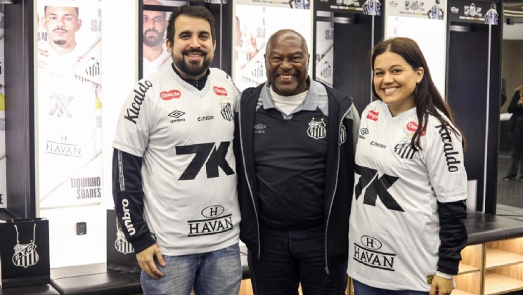 7K promove jantar romântico para casal de torcedores santistas no gramado da Vila Belmiro