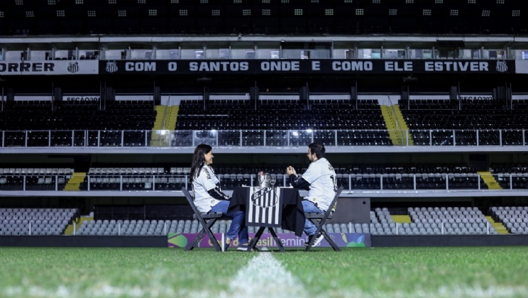 7K promove jantar romântico para casal de torcedores santistas no gramado da Vila Belmiro