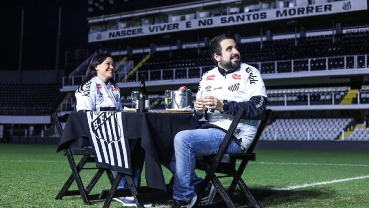 7K promove jantar romântico para casal de torcedores santistas no gramado da Vila Belmiro
