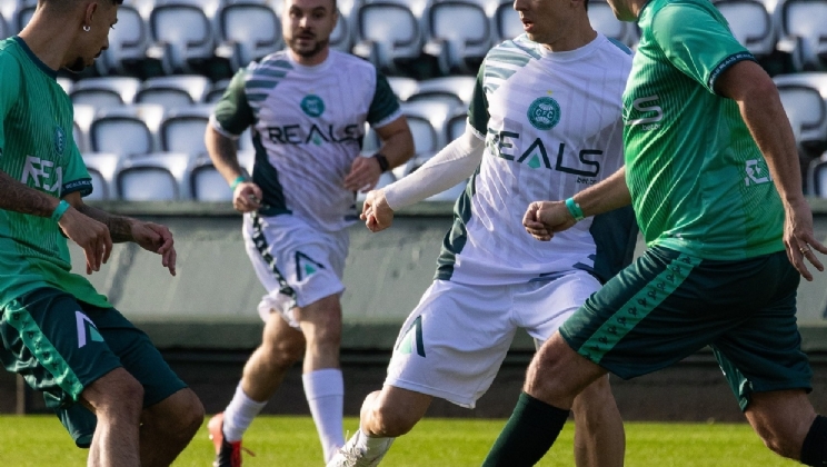 Reals leva torcedores para jogar no Couto Pereira ao lado dos ídolos Henrique e Keirrison