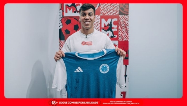 MC Games holds a raffle for a jersey autographed by football player Kaio Jorge