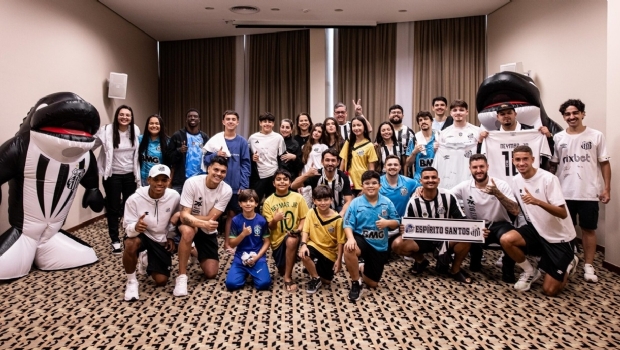 In initiative supported by 7K, Santos members are surprised in meeting with players in Vitória