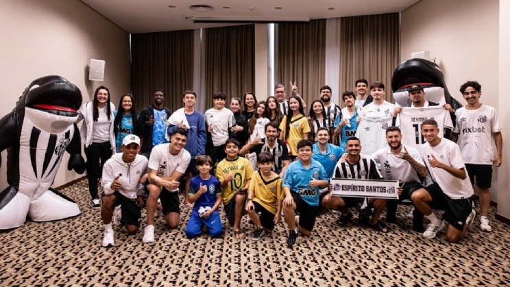 Em ação com apoio da 7K, sócios do Santos são surpreendidos em encontro com jogadores em Vitória
