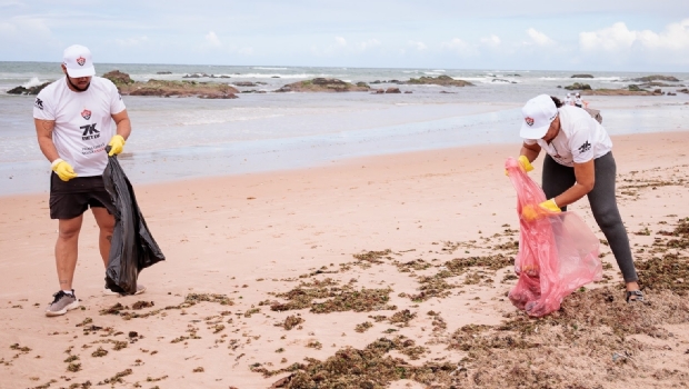 Patrocinadora máster do Vitória, 7K promove mutirão e retira 500 kg de lixo de praia em Salvador