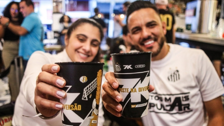 Em parceria com 7K, Santos promove ação com sócios em bar da Vila Madalena