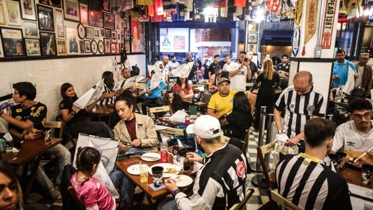 Em parceria com 7K, Santos promove ação com sócios em bar da Vila Madalena