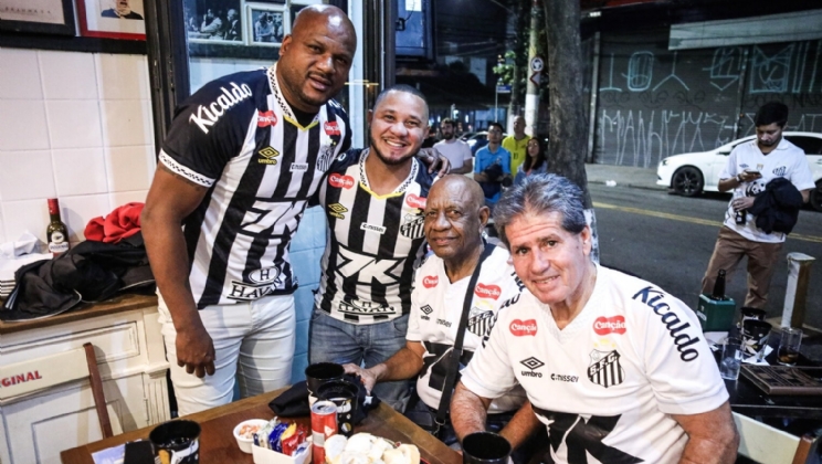Em parceria com 7K, Santos promove ação com sócios em bar da Vila Madalena