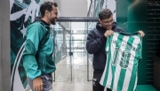 Ação da Stake leva Caio Borralho para visitar jogadores do Juventude