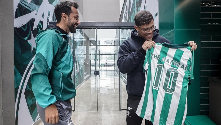 Ação da Stake leva Caio Borralho para visitar jogadores do Juventude
